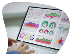 Na počítači je otevřený dashboard s různými ukazateli, které si obchody sami navolí.