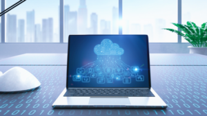 Na obrazovce počítače je ukázáno, co všechno je zapotřebí pro zprovoznění cloudu.