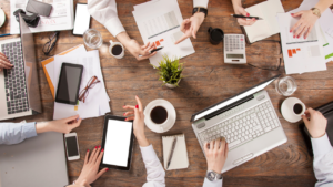 Porady vedení bývají tak plné informací, že se často na čas zapomíná.